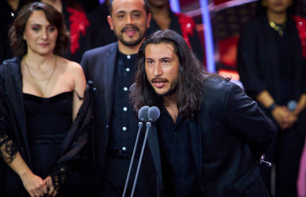 Rodrigo García agradece el Premio Platino a 100 años de soledad. 