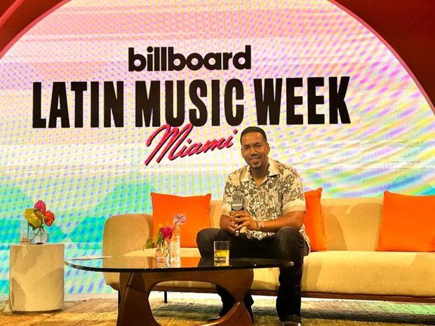 El cantante neoyorquino de origen dominicano Romeo Santos apostó por el futuro de la bachata este martes en la segunda jornada de la Semana de la Música Latina de Billboard, donde anunció un donativo de 120 mil dólares a Puerto Rico por los daños que sufrió la isla caribeña tras el paso del huracán Fiona.

Santos fue entrevistado este martes en el Faena Forum de Miami Beach, donde habló sobre su último disco, “Fórmula Vol.3”, que, como dijo, tomó tiempo en salir, algo que no le importa porque, aseguró, sigue de forma intuitiva su vena creadora.


“Ganamos como cultura (latina), dejamos nuestro sello, que es universal”, dijo el “Rey de la Bachata”, de 41 años, sobre la salud y el futuro de ese género musical ante la pregunta de si hay suficientes artistas que apuesten por ese ritmo nacido en República Dominicana, la tierra de sus padres.

Santos, nominado en la categoría a Mejor Vídeo Musical Versión Larga junto al grupo Aventura & Bad Bunny en la categoría mejor Fusión/Interpretación Urbana con la canción “Volví”, destacó que un ejemplo de la buena salud del género es que la española Rosalía se haya adentrado con un tema como “Pañuelo”.

Respecto a su último disco, “Fórmula Vol.3”, destacó las colaboraciones de Justin Timberlake (“Sin fin”) y Christian Nodal (“Me extraño”). Ambos, sostuvo, son una muestra de su espíritu por innovar.

“Siempre me arriesgo e intento hacer algo diferente”, señaló, además de apuntar que, en cualquier caso, le gusta seguir su instinto y que “todo fluya”.

Experiencias increíbles

Santos habló de sus tres hijos, que precisamente hacen una introducción con sus voces en el nuevo disco, lo mismo que el comediante Katt Williams.

“Antes era egoísta y ahora pienso en atenderles porque esas criaturas dependen de mí”, destacó el bachatero.

Dijo también que ahora toda su atención se centra en su último hijo, Solano, nacido hace 17 meses, al que trata de cuidar lo mejor que puede a pesar de sus compromisos profesionales.

“Los niños tienen esas cosas que te despiertan de madrugada y yo tengo la habilidad de cogerlo y hacer que se duerma”, dijo Santos, que además se levantó de la silla para mostrar cómo lo hace, lo que provocó los aplausos del público.

Respecto a la inspiración de sus canciones, aseguró que se basa en cosas que le pasan a sus amistades e, incluso, a él mismo, como expresó: “experiencias increíbles de la vida”.

“Todo creador tiene algo de loco. En las canciones trato de sorprender al público”, resaltó el artista.

Santos tiene una trayectoria que lo ha llevado a ganar 17 Premios Billboard de la Música Latina, ocho Premios Lo Nuestro, dos Premios Juventud, cuatro Récords Mundiales Guinness y dos Latin American Music Awards, entre otros galardones.

La Semana de la Música Latina, que se desarrolla en el marco de la gala de los premios Billboard latinos, que se celebrarán en Miami este jueves, reúne a artistas, productores, expertos y miembros de la industria del entretenimiento, quienes participan en una serie de ponencias, paneles y mesas redondas.