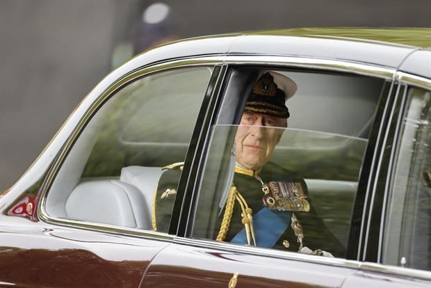 El rey Carlos III se dirige al funeral de estado de la reina Isabel II en Londres.