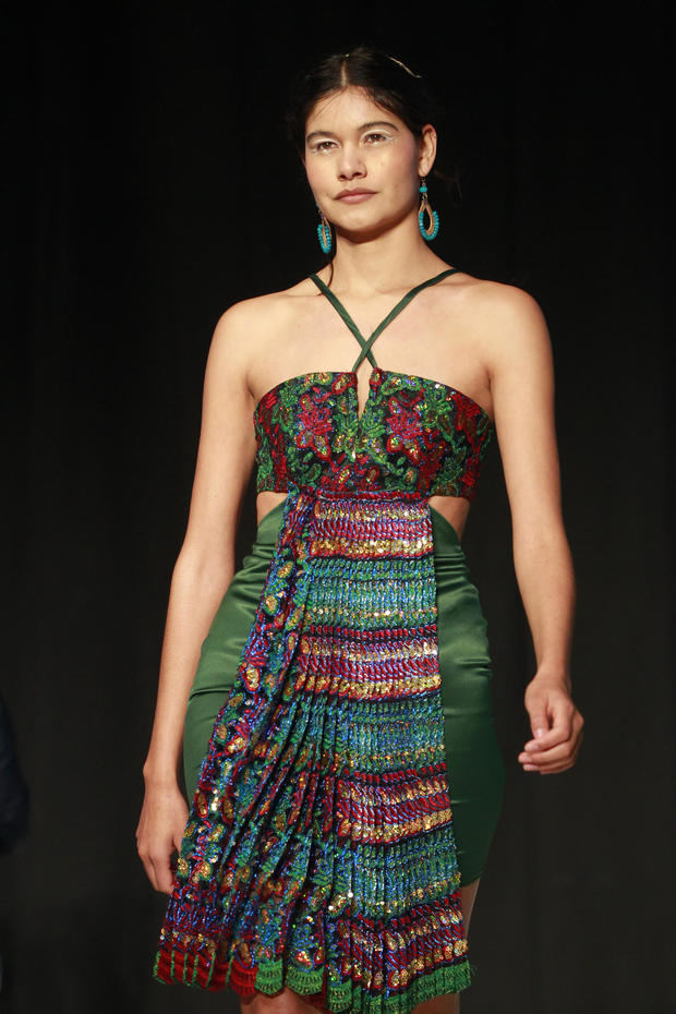 Diseñadora crea prendas con fibra de henequén para resaltar la mexicanidad