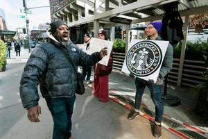 Empleados de Starbucks realizan una protesta afuera de una de las tiendas en Nueva York, este 17 de noviembre de 2022.