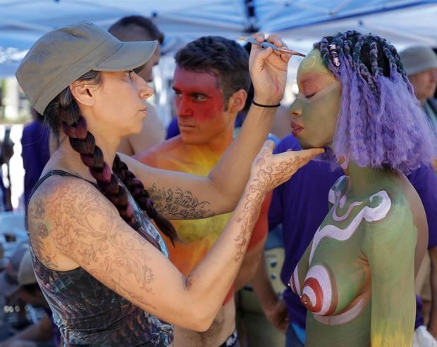 Resguardadas bajo unas improvisadas carpas para protegerse del agobiante calor, unas 45 personas han cedido hoy sus cuerpos desnudos a 35 artistas en la neoyorquina plaza de Union Square para expresar la aceptación de lo que somos y la alegría de vivir.