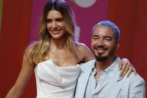 La lluvia altera la alfombra roja de Premios Juventud pero sin restar glamur