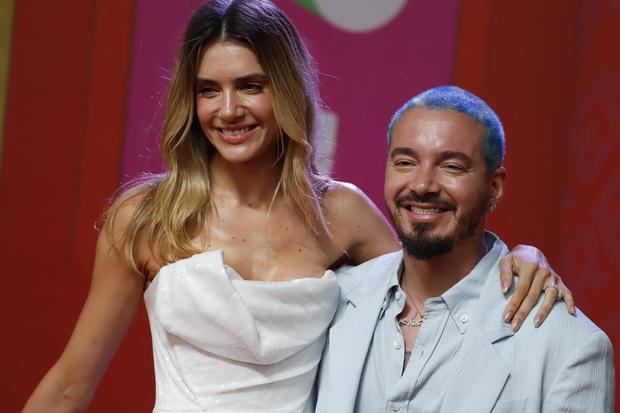 Valentina Ferrer junto a J Balvin.