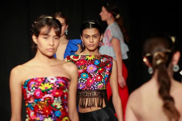 Diseñadora crea prendas con fibra de henequén para resaltar la mexicanidad.