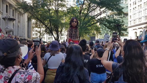 Cientos de personas reciben a la marioneta Amal, que en árabe significa esperanza, durante su marcha por las calles en el marco de la iniciativa 'The Walk' (El camino), lanzado por la compañía de teatro Good Chance, hoy, en Nueva York (EE.UU.). EFE/ Jorge Fuentelsaz
 La Pequeña Amal llega a Nueva York para concienciar sobre la inmigración
Cientos de personas reciben a la marioneta Amal, que en árabe significa esperanza, durante su marcha por las calles en el marco de la iniciativa 'The Walk' (El camino), lanzado por la compañía de teatro Good Chance, hoy, en Nueva York (EE.UU.). EFE/ Jorge Fuentelsaz
 La Pequeña Amal llega a Nueva York para concienciar sobre la inmigración
Cientos de personas reciben a la marioneta Amal, que en árabe significa esperanza, durante su marcha por las calles en el marco de la iniciativa 'The Walk' (El camino), lanzado por la compañía de teatro Good Chance, hoy, en Nueva York, EE.UU.