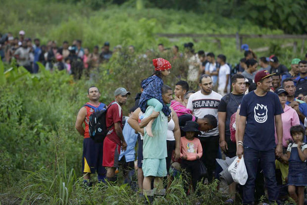 Miles de personas migrantes hacen fila a la llegada al pueblo de Bajo Chiquito para ser enviados a una estación de recepción migratoria (ERM) de San Vicente en Metete, Panamá.