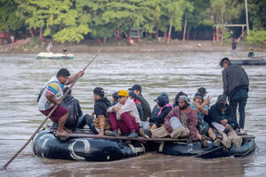 Grupos y familias de venezolanos cruzan en balsas el río Suchiate que divide Guatemala de México, en Tecún Umán, Guatemala.