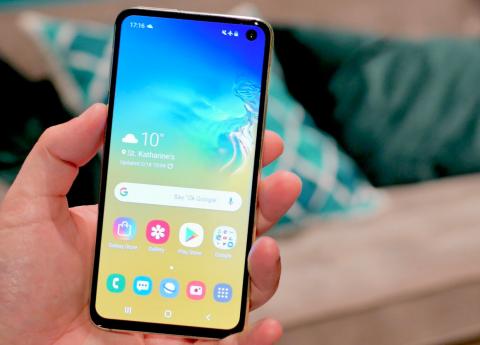 El Samsung Galaxy S10e, está diseñado para aquellos que desean un teléfono inteligente de primera calidad con un rendimiento potente.