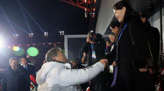 Saludo del presidente de Corea del Sur y la hermana de Kim Jong-un