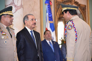 Presidente recibe saludos de oficiales militares y policiales