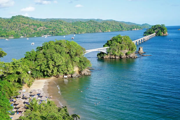 Samaná expone al país las condiciones de su reapertura, durante el XIII Conversatorio Virtual Situación y Retos del Turismo Dominicano.