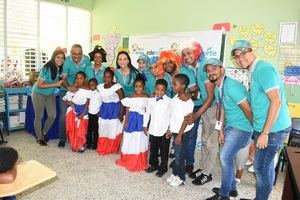 Miembros del equipo de Edenorte Dominicana, mientras entregan útiles a estudiantes de una comunidad de Samaná.