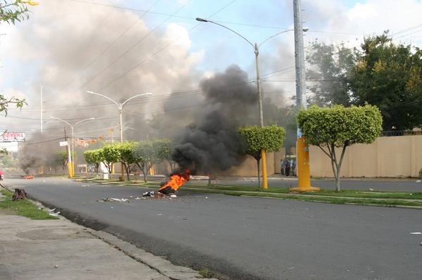 Neumáticos incendiados en calle de SFM