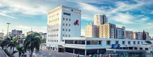 Reinstalan “Camioneta Roja” en edificio de Santo Domingo Motors