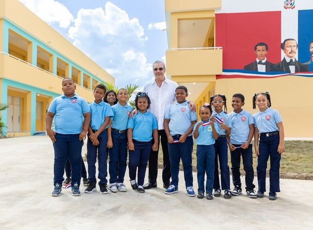 Abinader y De Camps inauguran año escolar 2025-2026.