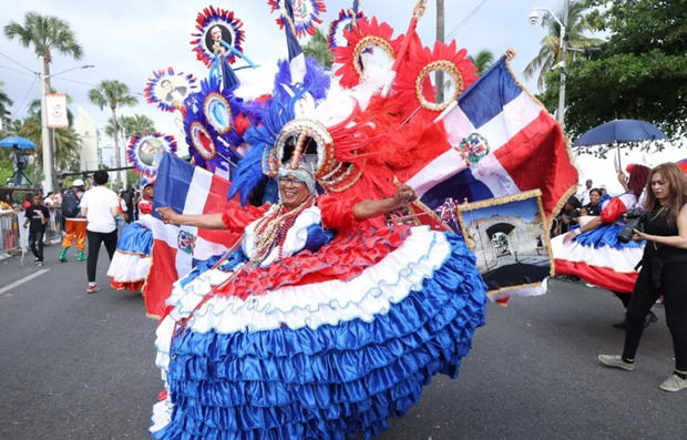 El malecón de Santo Domingo se llena de color y creatividad en el cierre del carnaval.