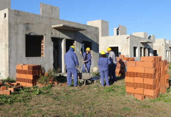 Incautan propiedades por 3.3 millones de dólares a red de estafa inmobiliaria.