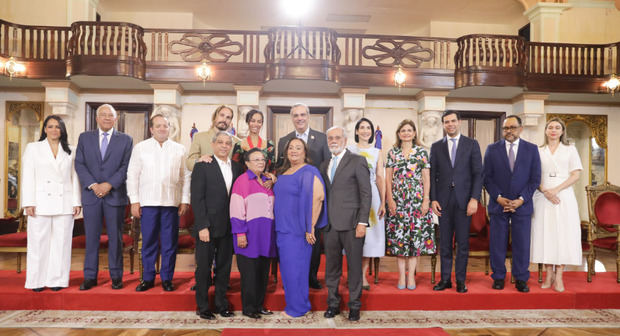 Presidente Abinader condecora a Zoe Saldaña con la Orden Heráldica de Cristóbal Colón y dice actriz es ejemplo de que los dominicanos sí podemos.
