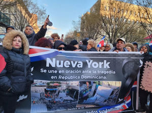 Emotiva vigilia en el Alto Manhattan: dominicanos cantan himno y recuerdan a sus seres queridos fallecidos