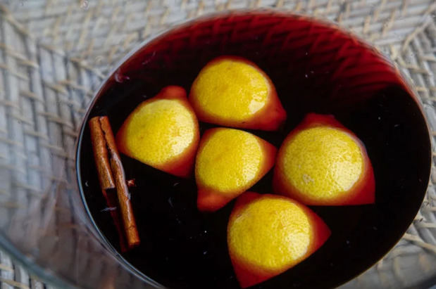 Preparación zurracapote con vino tinto.