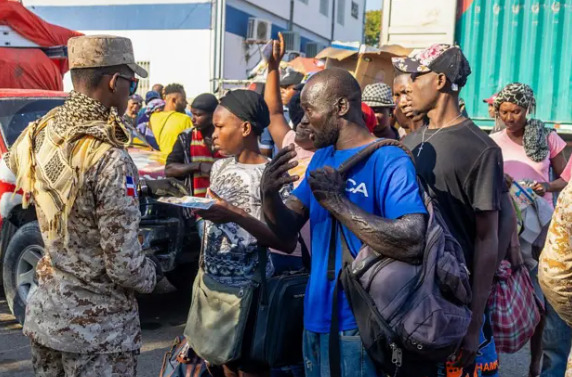 Haitianos regresarán a su país tras desalojo de barriada cercana a la turística Punta Cana.