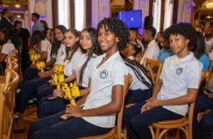 Presidente Abinader celebra logros de estudiantes dominicanos en competencias STEM y arte