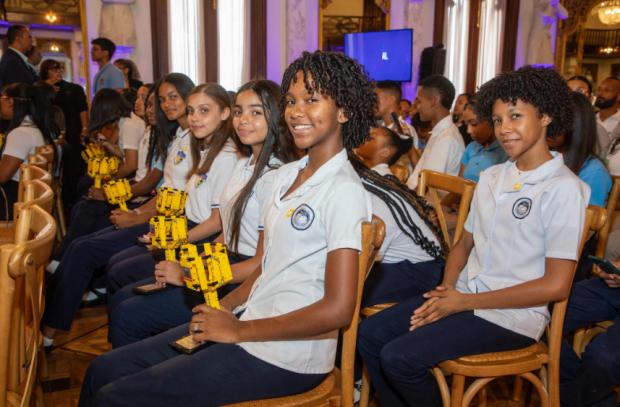 Presidente Abinader celebra logros de estudiantes dominicanos en competencias STEM y arte