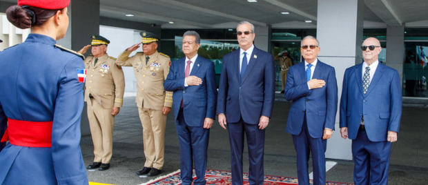 Histórico encuentro de expresidentes dominicanos marca inicio de una política de Estado frente a crisis haitiana.