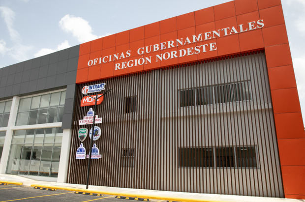 El mandatario inauguró el remozado Hospital Municipal de Villa Riva, dos edificios de oficinas gubernamentales y un multiuso en el sector Pueblo Nuevo.