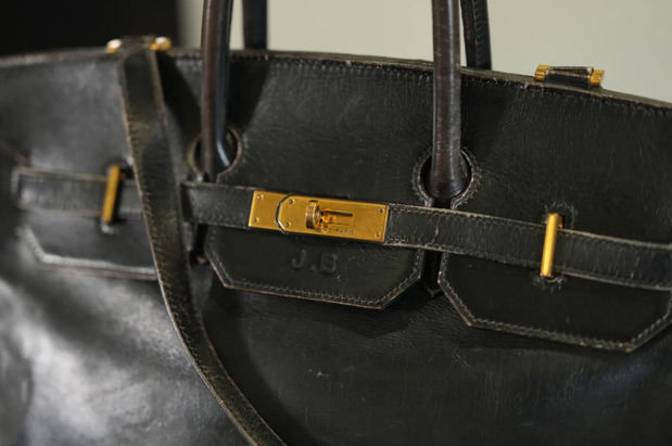 Primer plano del bolso Birkin que perteneció a Jane Birkin. 