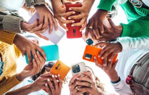Celular forma parte de la vida diaria del 94 % de la población dominicana, según estudio