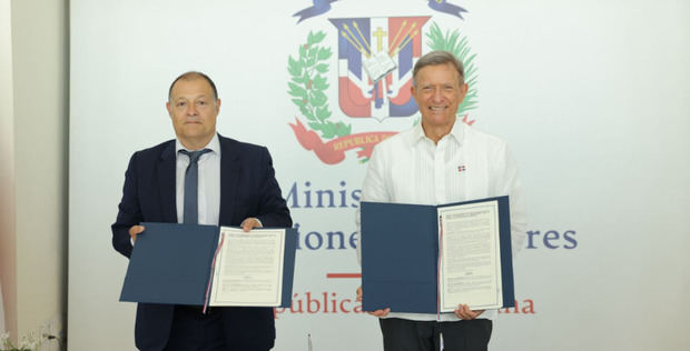 Gobierno firma acuerdo para establecer en el país la oficina regional del CLAD