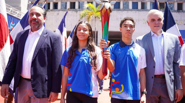 MINERD e INEFI inician recorrido de la antorcha de los XI Juegos Escolares Deportivos Nacionales.
