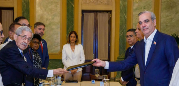 CES entrega informe final sobre crisis haitiana al presidente Abinader.