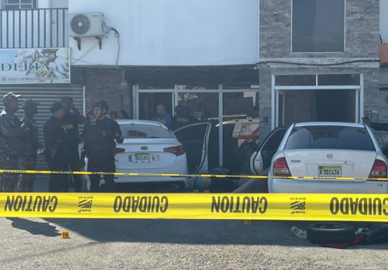 Al menos cinco hombres fallecidos tras presunto enfrentamiento con policías en Santiago.