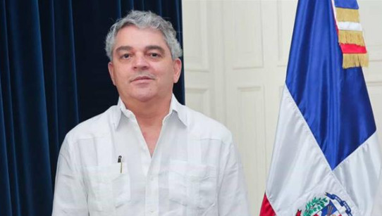 Presidente Abinader designa a Julio Ramón Cordero Espaillat como comisionado presidencial para supervisar contratos de mantenimiento escolar.