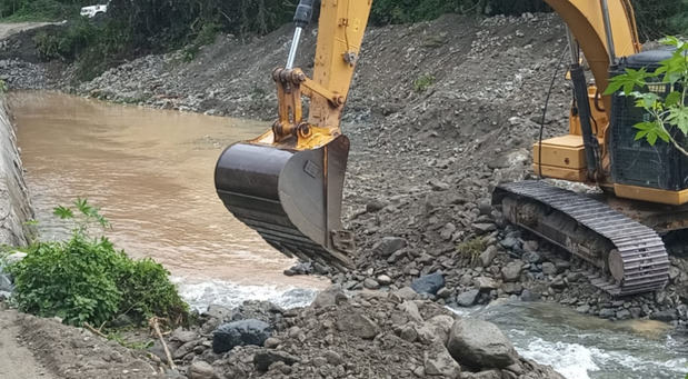 La Caasd intensifica limpieza de cañadas ante el paso de la tormenta Melissa.