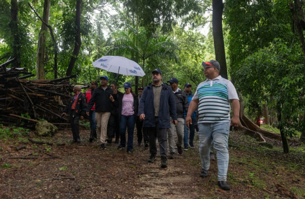 Ministro de Medio Ambiente y alcaldesa de Santo Domingo Norte supervisan acciones de respuesta ante los efectos de la tormenta Melissa.