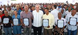 Presidente Abinader entrega 1,445 títulos de propiedad en San Cristóbal, beneficiando a más de 4,800 personas