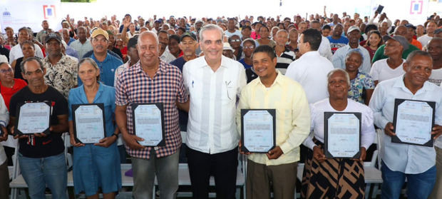 Presidente Abinader entrega 1,445 títulos de propiedad de un total de 3,300, en San Cristóbal, que benefician a más de 4,800 personas.