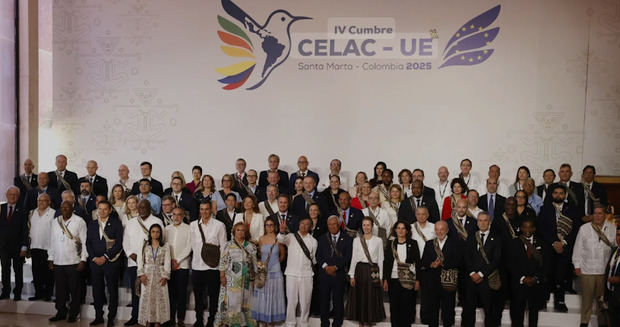 Asistentes de la IV Cumbre CELAC-UE posan en la foto oficial.