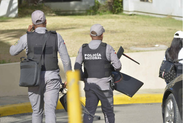 La Policía decomisa drogas y arresta a 17 personas en allanamientos en Santiago