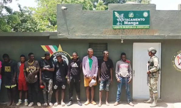 Ejército detiene a un hombre por transportar tres haitianos indocumentados en Montecristi