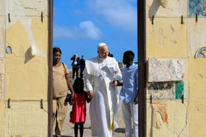 El Papa León XIV con una familia de migrantes en la Puerta de Europa en Lampedusa.