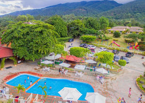 Jarabacoa en 48 horas: la ciudad de la eterna primavera se recorre con hambre de sus costillas a la leña, café y río