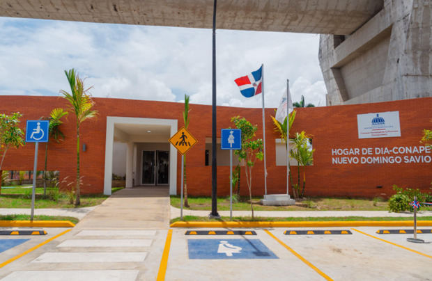 Ministro Paliza encabeza entrega de hogar de día para adultos mayores en el Nuevo Domingo Savio.