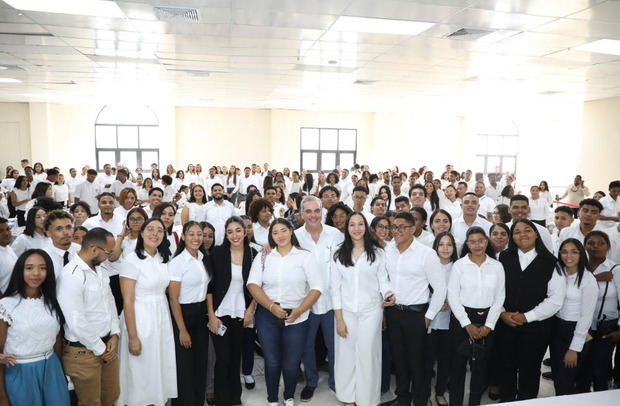 Presidente Abinader inaugura varias obras en la provincia Duarte y sostiene diálogo con la juventud.