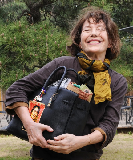 Jane Birkin el 26 de marzo de 2013 en Tokio con uno de sus bolsos Birkin. 