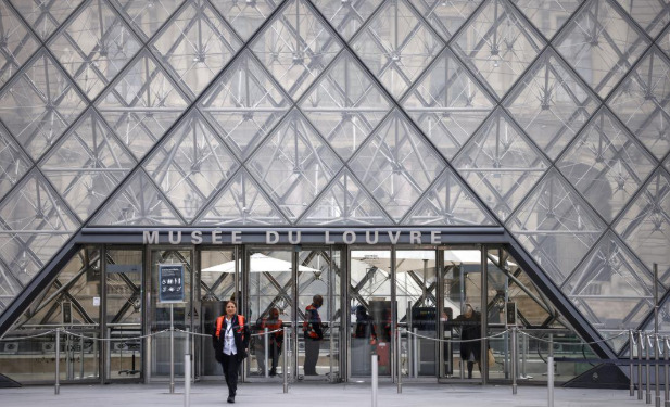 El Louvre reabre mañana con debate candente de su seguridad y sin rastro de joyas robadas.